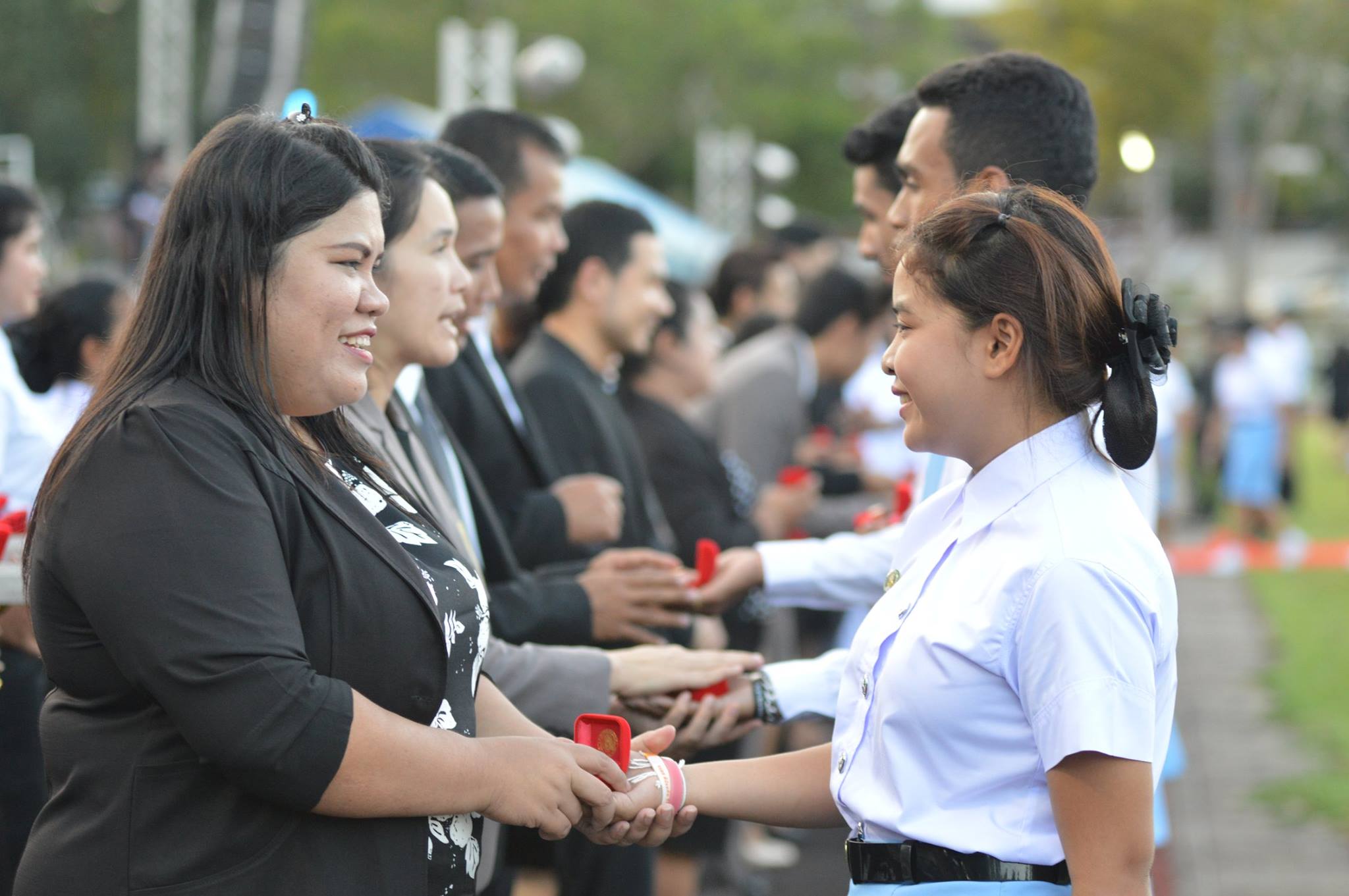 พิธีอัญเชิญและมอบเข็มตราพระราชลัญจกร