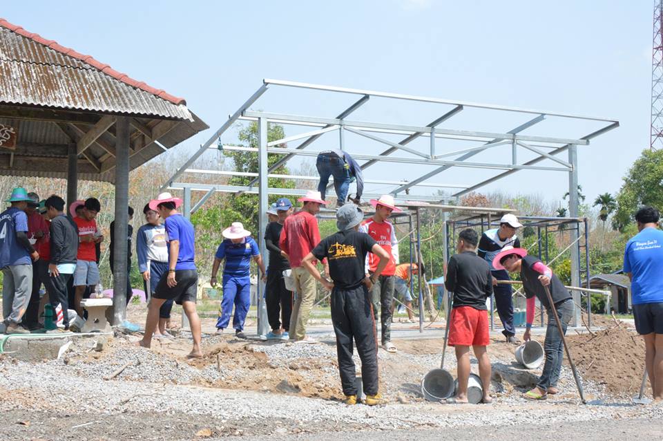 คณะนิติศาสตร์และสมาคมศิษย์เก่า มหาวิทยาลัยราชภัฏสุราษฎร์ธานี ร่วมกันจัดโครงการค่ายอาสาสำหรับนักกฎหมาย ประจำปี 2561 ณ โรงเรียนบ้านสี่แยกสามัคคี ตำบลเขาตอก อำเภอตอก จังหวัดสุราษฎร์ธานี มีนักศึกนักษาและตัวแทนจากสโมสรนักศึกษาภาคปกติเข้าร่วมโครงการจำนวน 43 คน กิจกรรมครั้งนี้มีวัตถุประสงค์เพื่อปรับปรุงศาลาที่พักภายในโรงเรียนบ้านสี่แยกสามัคคี ให้สามารถใช้งานได้อย่างเต็มประสิทธิภาพ ตลอดจนสร้างจิตสำนึกสาธารณะให้กับนักศึกษาในการช่วยเหลือสังคม